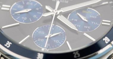 primer plano macro, elegante reloj de pulsera analógico hora de las 4 en punto, timelapse en movimiento rápido. foto