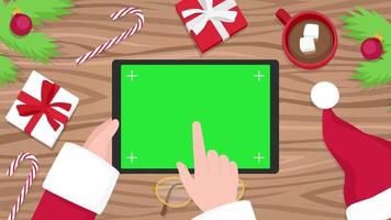 Weihnachtsmann hält Tablet mit grünem Bildschirm video