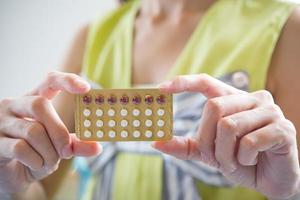 mano de mujer sosteniendo un panel anticonceptivo prevenir el embarazo