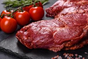 gran pieza de carne de cerdo cruda lista para cocinar. un trozo de cerdo foto