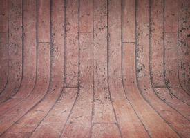 Piso de fondo de madera de chocolate en la pared negra en el fondo al aire libre y fondo de textura vintage de tablón antiguo de madera. tablón horizontal de pared de madera natural foto