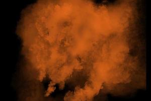 Textura de color naranja oscuro humo oscuro en el piso de fondo oscuro aislado con niebla o fondo de niebla. foto