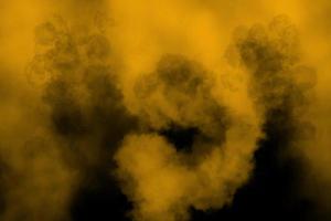 Textura amarilla en el humo oscuro sobre un fondo oscuro aislado piso con niebla o fondo de niebla. foto