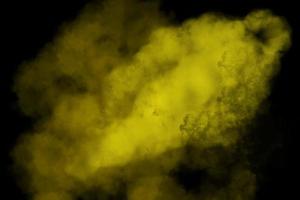 Textura amarilla en el humo oscuro sobre un fondo oscuro aislado piso con niebla o fondo de niebla. foto