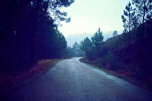 camino oscuro camino hermoso y caminos en las colinas y camino de montaña camino de pastizales en la noche. foto