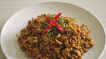 porc sauté avec pâte de curry jaune - cet appel kua kling est un aliment traditionnel du sud de la thaïlande video