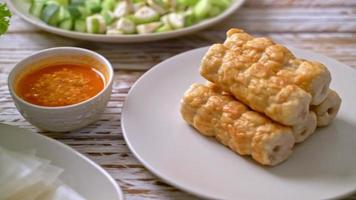 almôndega de porco vietnamita com wraps de vegetais ou nam-neaung ou nham due - cultura alimentar tradicional vietnamita video