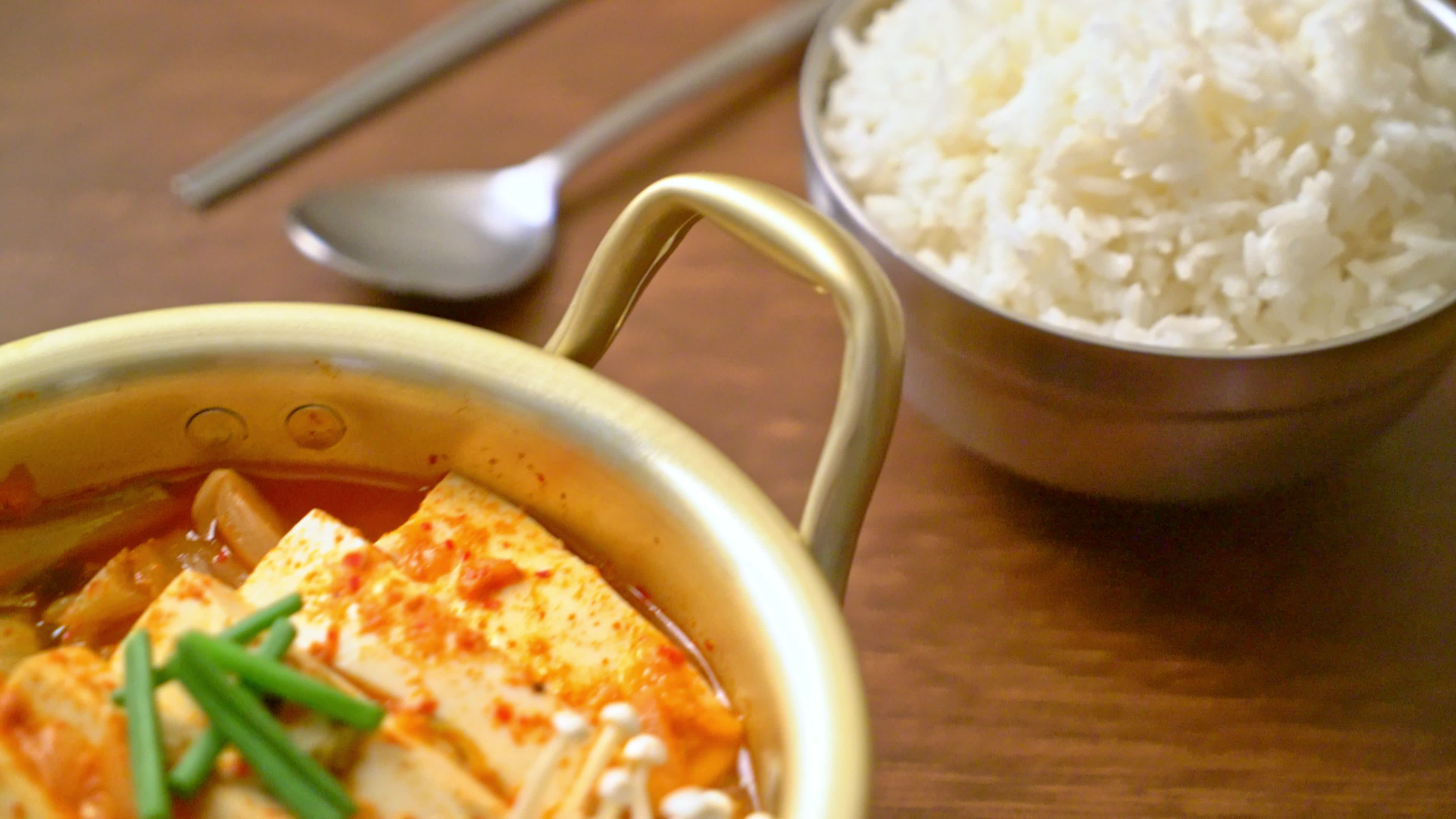 kimchi jjigae ou soupe de kimchi avec du tofu mou ou ragoût de kimchi coréen style