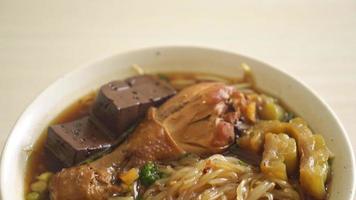 nouilles au poulet cuit dans un bol de soupe marron - style cuisine asiatique video