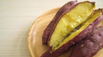 grillad eller bakad japansk sötpotatis på träplatta - japansk matstil video