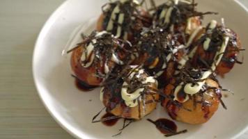 bolinhos de takoyaki ou bolinhos de polvo - comida japonesa video