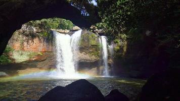 Hermosa cascada de haew suwat en el parque nacional Khao Yai en Tailandia video