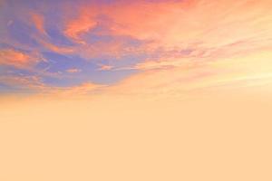 puesta de sol y nube naranja y cielo azul del amanecer con efecto de movimiento de líneas horizontales de nubes en el fondo del sol. foto