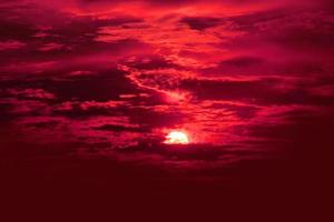 Cielo de amanecer de nube roja con efecto de movimiento de líneas horizontales de nube sobre fondo de sol. foto