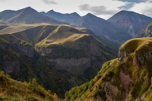 montañas del cáucaso cerca de gudauri foto