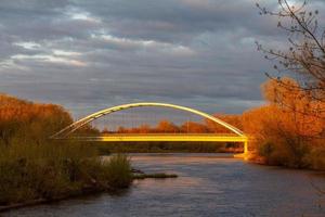 puente al atardecer foto