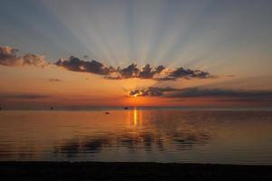 sol en las nubes durante el amanecer sobre el mar foto