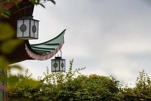 Techo de la casa con linternas en el cielo nublado foto