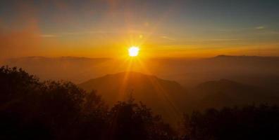 Unrise sobre las montañas y la niebla, Doi Ang Khang, Chiang Mai, Tailandia foto