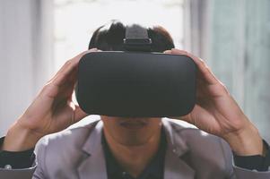 Los empresarios están utilizando gafas de realidad virtual en el mundo del metaverso virtual. foto