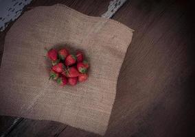 fresa sobre fondo de madera vieja, el amor y el tema de San Valentín foto