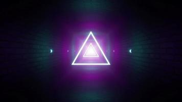 leuchtendes Dreieckslicht im dunklen Neonfarbdurchgang video