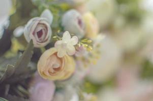 textura rosas artificiales en el arco de la boda. decoración. antecedentes. enfoque selectivo foto