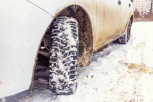 rueda de automóvil en el invierno foto