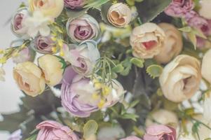 textura rosas artificiales en el arco de la boda. decoración. antecedentes. enfoque selectivo foto