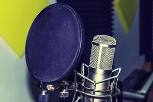 micrófono de estudio en el estudio de grabación foto