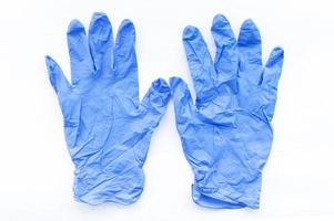 guantes médicos en azul sobre fondo blanco. enfoque selectivo. foto