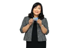 Señora asiática de negocios con tarjeta de crédito aislada sobre fondo blanco con trazado de recorte. foto