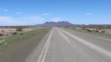 namibië, afrika - een asfaltweg gaat de horizon in video