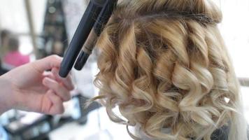 Friseur arbeitet mit blonden Haaren video