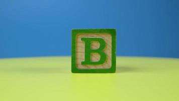 close-up tiro letra b do alfabeto bloco de madeira