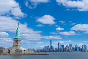 la estatua de la libertad y manhattan, nueva york, estados unidos foto