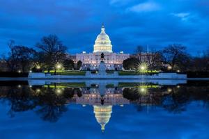 El Capitolio de los Estados Unidos con reflejo en la noche, Washington DC, EE. foto