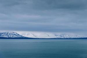 hermoso ambiente de invierno de mar con un gran cielo azul en las colinas de la superficie del cielo. foto