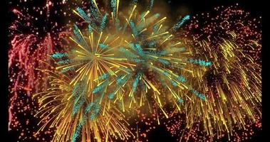 vero fuoco d'artificio esplosione motion graphics 4K su priorità bassa di movimento del fumo nero. volteggiare nel cielo sull'esplosione dei fuochi d'artificio video