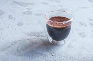 café caliente en vidrio de doble pared en gris foto