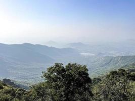 montañas verdes bajo un cielo azul foto