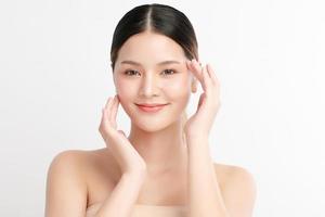 hermosa joven asiática con piel limpia y fresca sobre fondo blanco, cuidado facial, tratamiento facial, cosmetología, belleza y spa, retrato de mujeres asiáticas.
