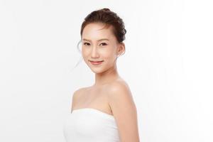 hermosa joven asiática con piel limpia y fresca sobre fondo blanco, cuidado facial, tratamiento facial, cosmetología, belleza y spa, retrato de mujeres asiáticas. foto