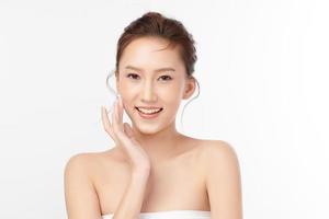 hermosa joven asiática con piel limpia y fresca sobre fondo blanco, cuidado facial, tratamiento facial, cosmetología, belleza y spa, retrato de mujeres asiáticas. foto