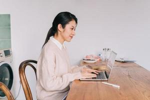 joven empresaria asiática trabajando en casa foto