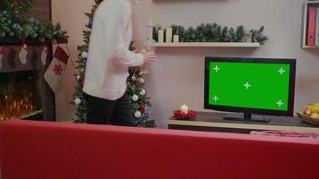 l'homme regarde la télévision à écran vert chroma key et boit un verre de vin. video