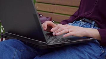 manos de mujer, trabajando, con, computador portatil, al aire libre video