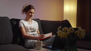 mujer aprendiendo clases en línea por la noche a altas horas de la noche. video
