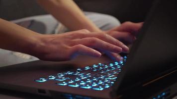 weibliche Hände, die auf der Laptop-Notebook-Tastatur tippen, sitzen im Home Office und arbeiten online video