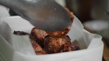 boulettes de viande de boeuf frites appétissantes. video